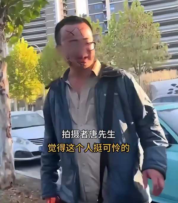 男子小区贴广告被物业在脸上涂鸦