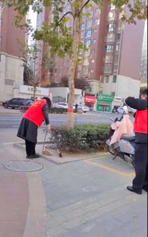 银行员工穿志愿者服扫大街被指摆拍