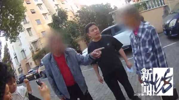 上海小姐弟被陌生老人牵走 警方介入