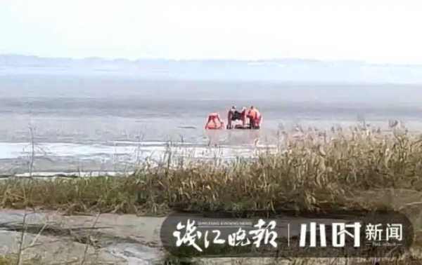 男子在钱塘江边撒网捕鱼被潮水卷走