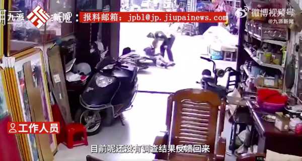 广西一交警持棍击倒过路电动车