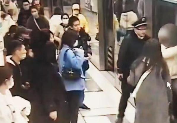 乘客堵门致地铁延误8分钟被行拘
