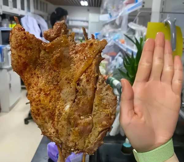 鹅腿阿姨凭什么让三大高校争抢