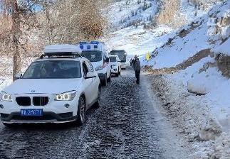 两车刮蹭致大堵车 “公路判官”出手