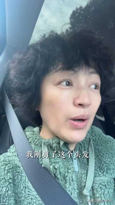 罗海琼被网友偶遇，当众撩衣服摸肚子