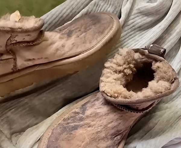 丈夫第一次刷鞋将千元靴变皮干