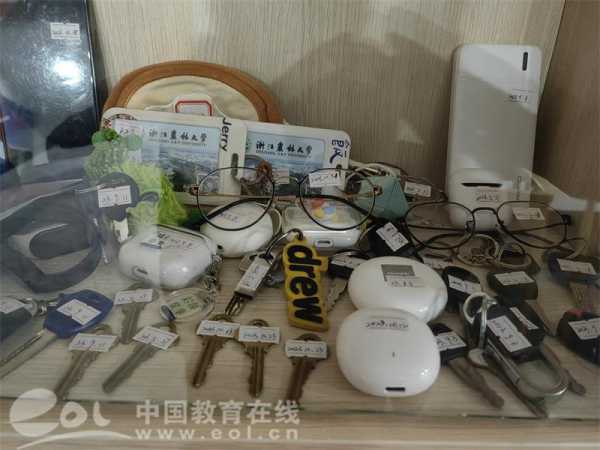 杭州高校保洁阿姨3年捡50多万财物