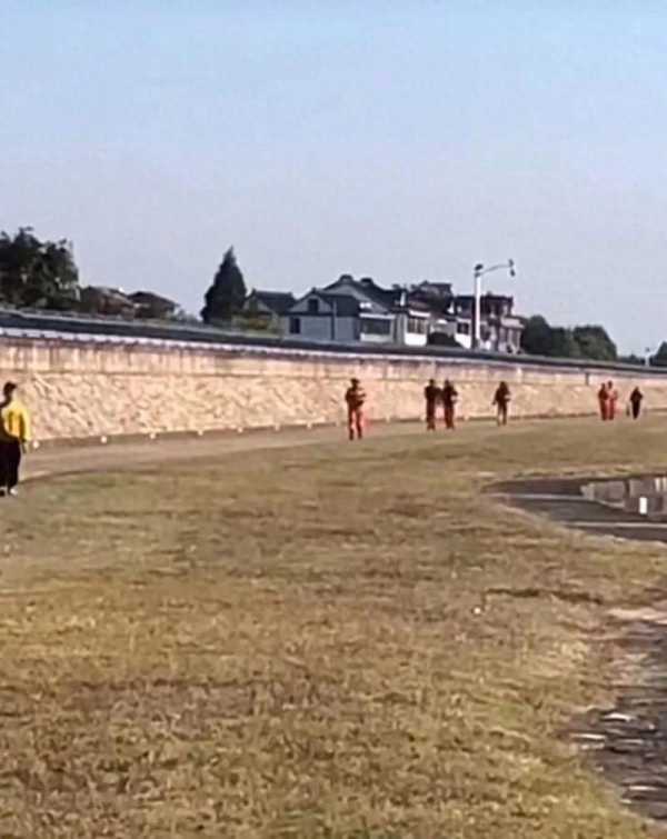 男子在钱塘江边撒网捕鱼被潮水卷走