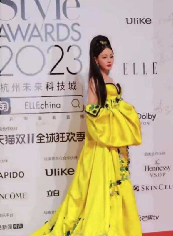 迪丽热巴ELLE盛典造型引争议