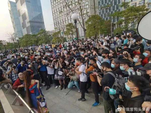 狗头萝莉被嫌弃的半生!百万网红流浪摊煎饼