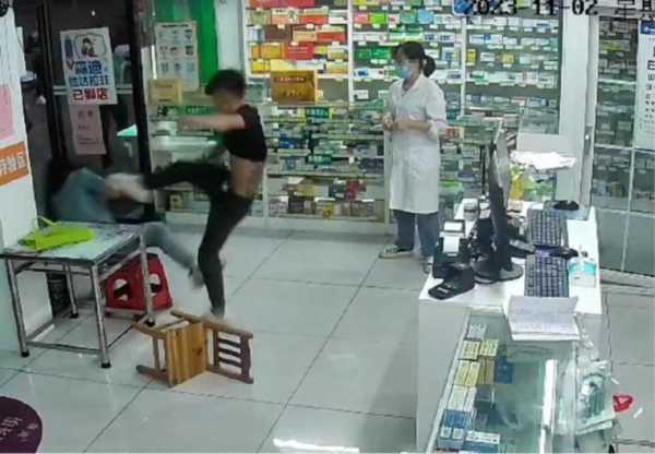 男子在药店殴打女友已被拘!闹大了