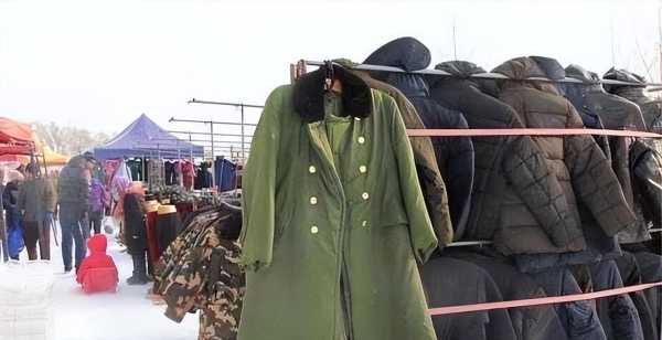 涨价的羽绒服把市场让给了军大衣?