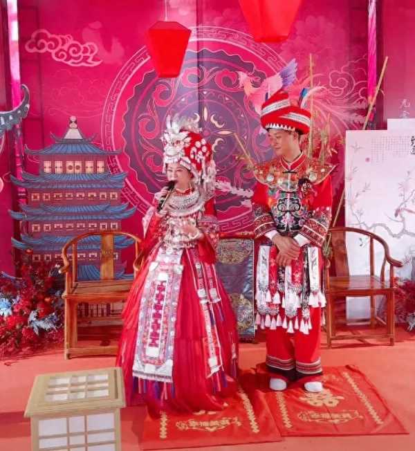 网红“开心外婆”与小10岁老席结婚