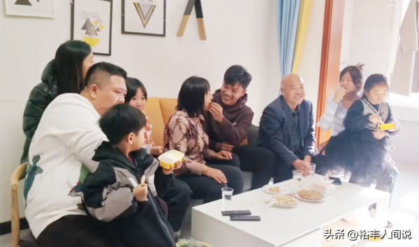 解清帅跟妈妈认亲戚收获满把红包