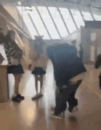 多名女子机场向男歌手泼水被行拘