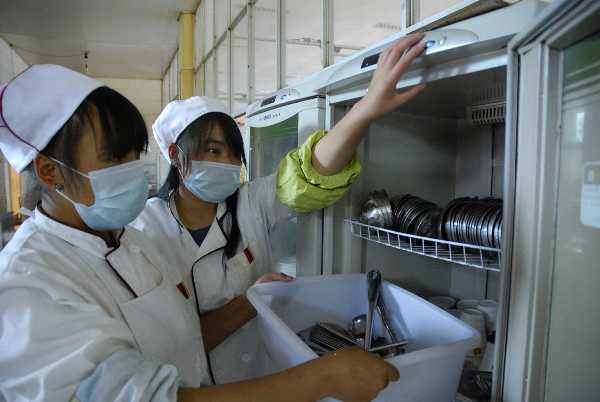 公司食堂将员工自带碗筷丢地上