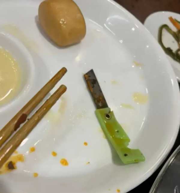 火锅中吃出小刀 店长回应已免单