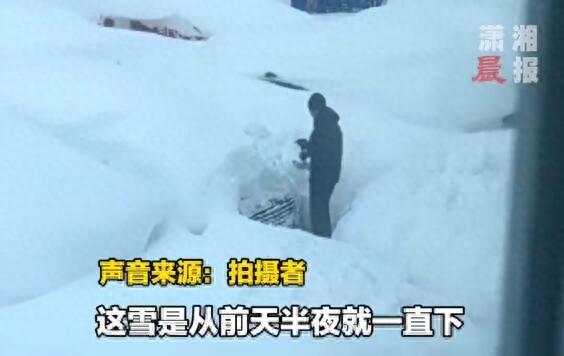 暴雪后车主们开盲盒式挖雪寻车
