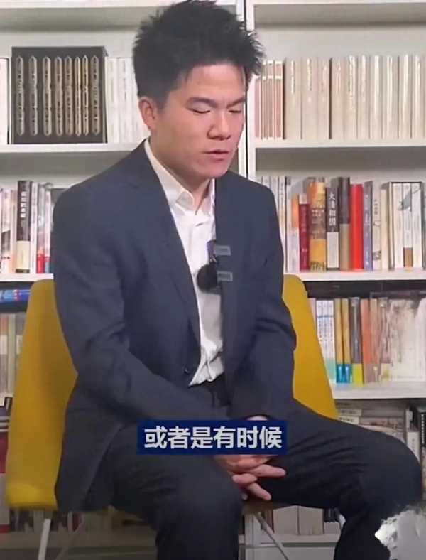 董宇辉称面对争议只能不看手机