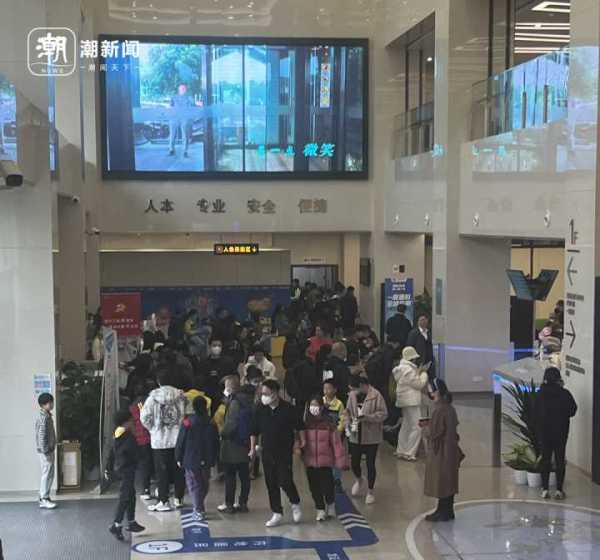 日韩出境游价格跌至谷底!办签证大排长龙