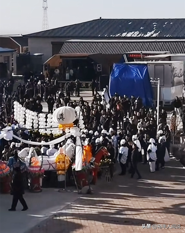 赵本山携徒弟程野现身呼市!主家身家千亿