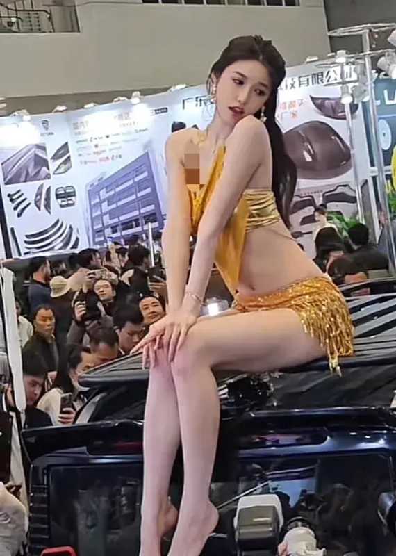 车模小乌苏车展秀身材!黄色战袍惊艳全场
