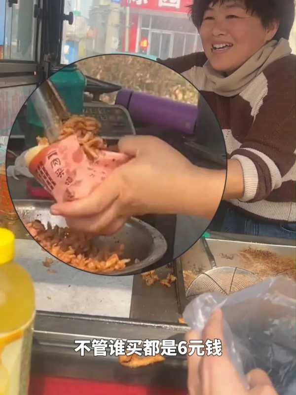 阿姨卖夹饼90度敞开往里塞肉