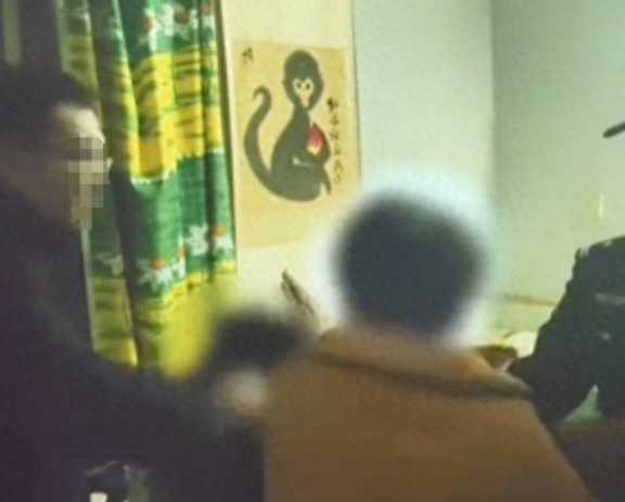男子女厕偷窥被母亲怒扇巴掌