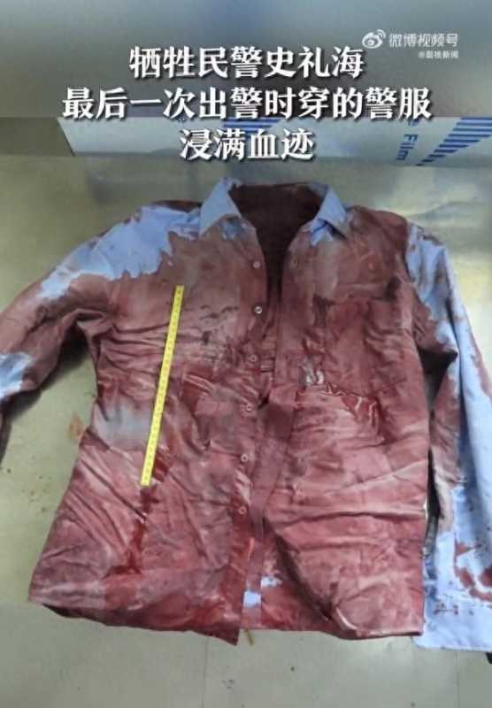 牺牲民警儿子拍打灵柩喊爸爸