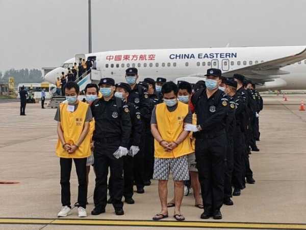 80余名中国籍涉赌诈嫌犯押解回国"