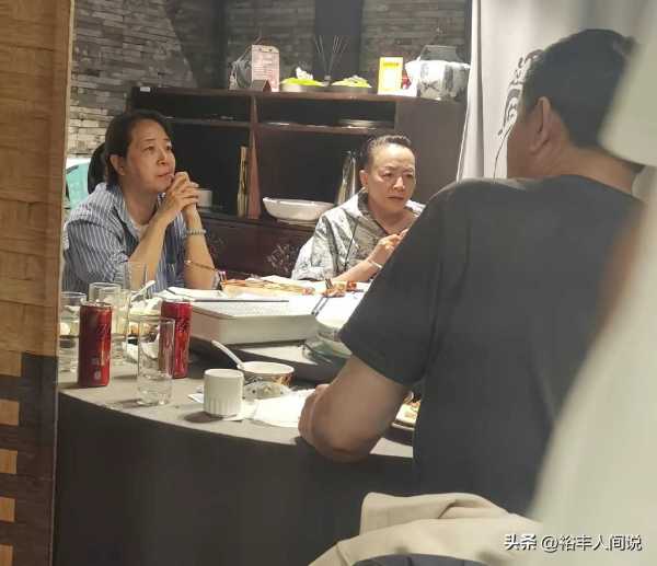 陈小艺与宋丹丹聚餐!当众剔牙面容显老