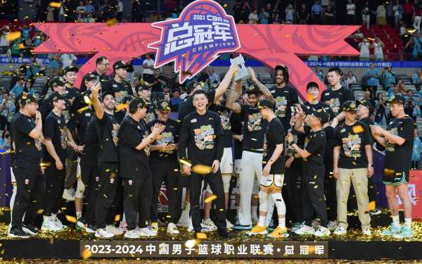 杨鸣说辽宁男篮夺冠并不容易