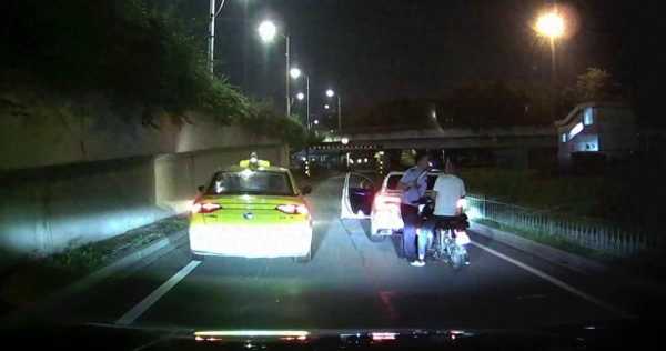 制服男被追尾后挥棍理论？警方回应