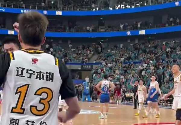 夺冠后郭艾伦冲入球场“无人搭理”