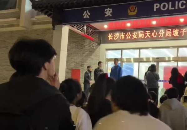 长沙一派出所不提倡抱头蹲下拍照