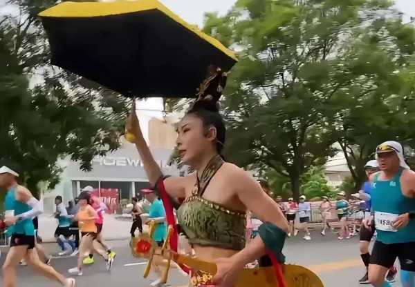兰州马拉松“飞天女”是作秀吗