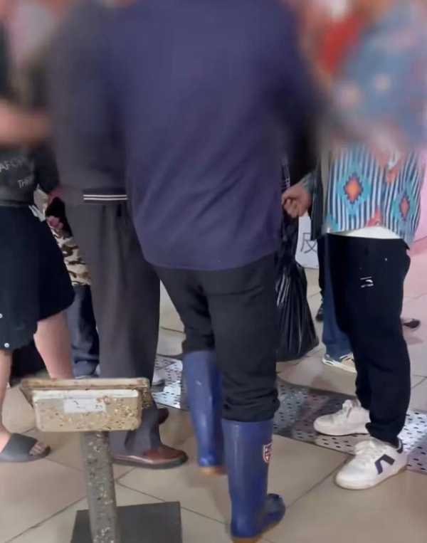南京通报网友举报遇鬼秤被摔手机