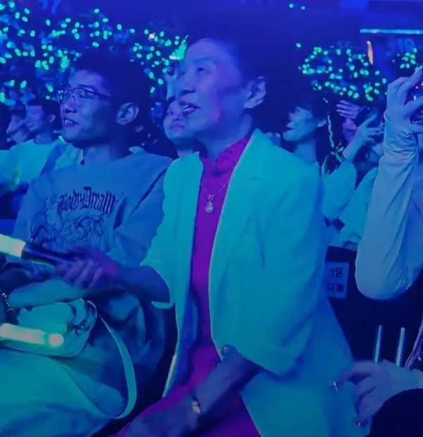10元咖啡阿姨穿旗袍去看光良演唱会