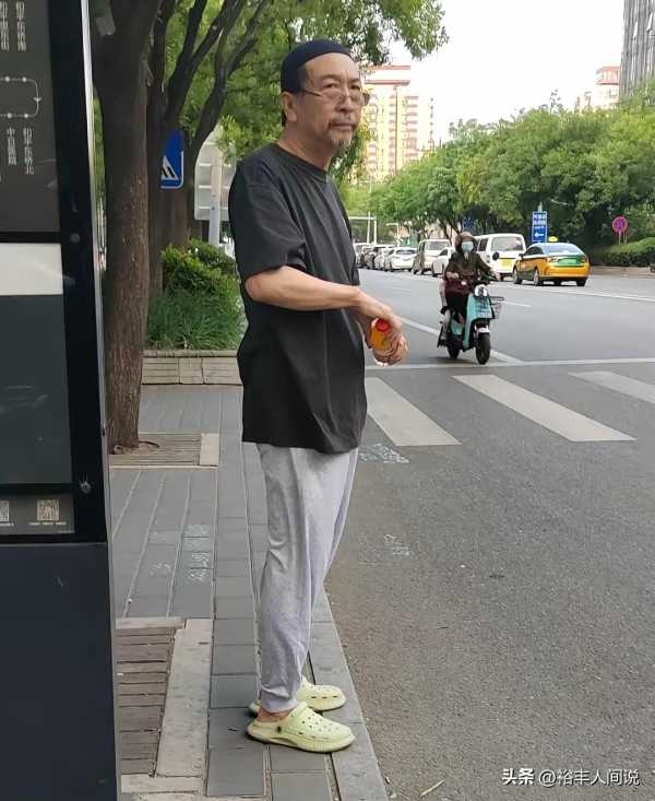 陈晓旭前夫毕彦君穿拖鞋胡子拉碴