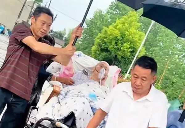 孙海洋发文悼念父亲!带着氧气罐推父亲