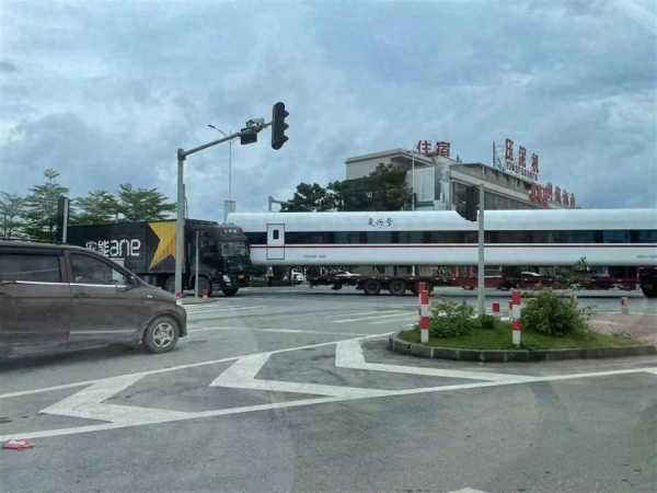 广东一货车当街撞上“复兴号”