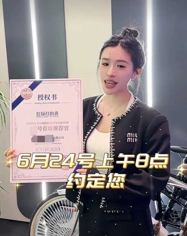 红绿灯的黄离开三只羊了吗?小黄最新消息
