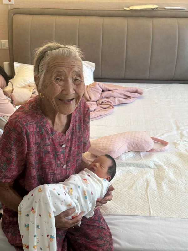 04岁高祖母第一次见出生10天宝宝"