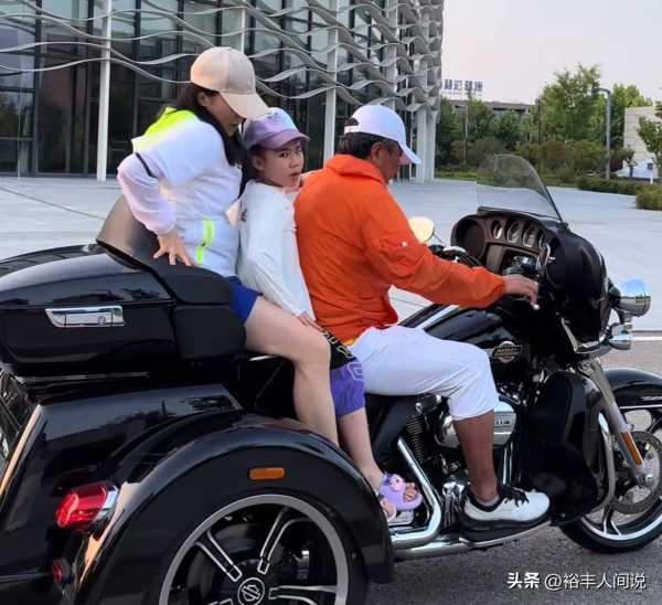 王楠老公开70万的摩托车!不戴头盔遭抨击