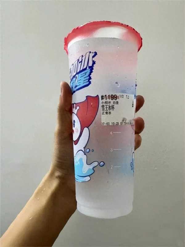 蜜雪冰城1元冰杯惹怒两拨打工人