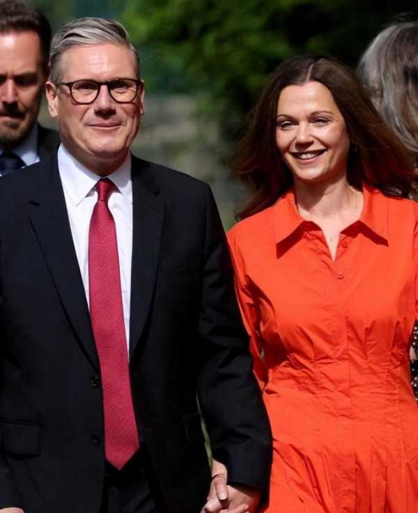 揭秘英国新首相:草根律师 爱踢球