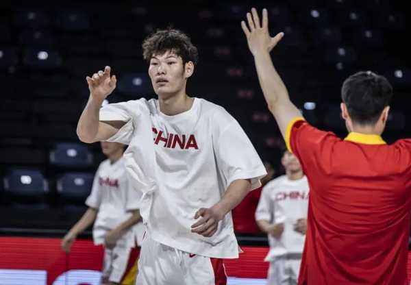 4分惨败！中国U17男篮不敌美国队"