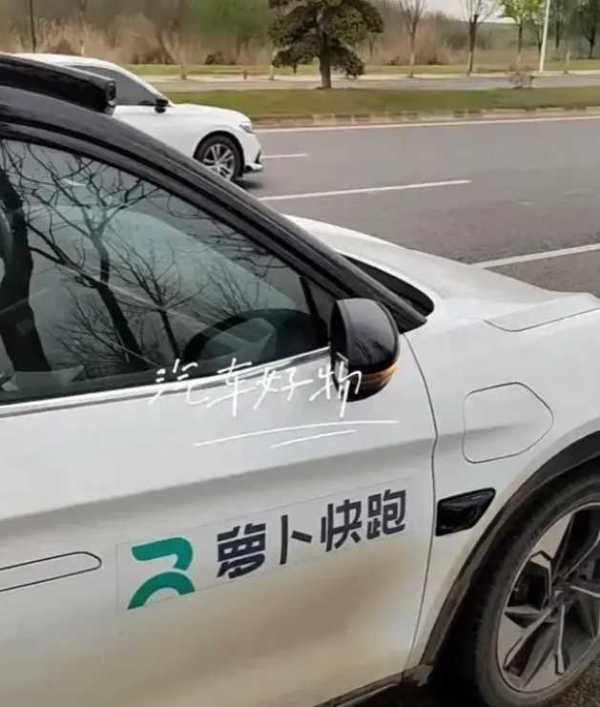 网传武汉萝卜快跑出租车撞到行人