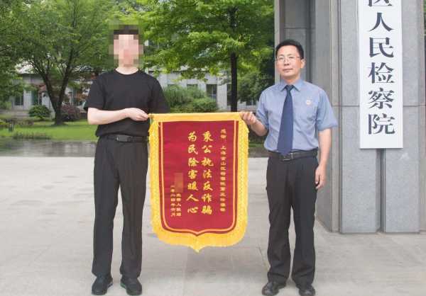 主播诈骗粉丝300万获刑!母亲出殡还在直播