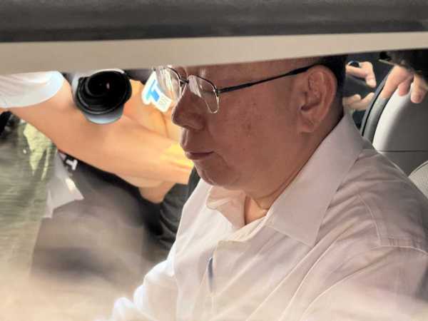 柯文哲被带走调查!住所被搜查约4.5小时后